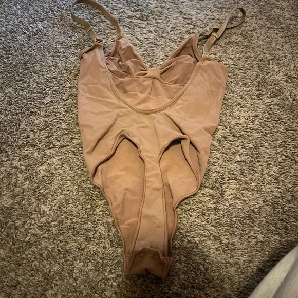 SKIMS Shapewear - Picture 2 of 4